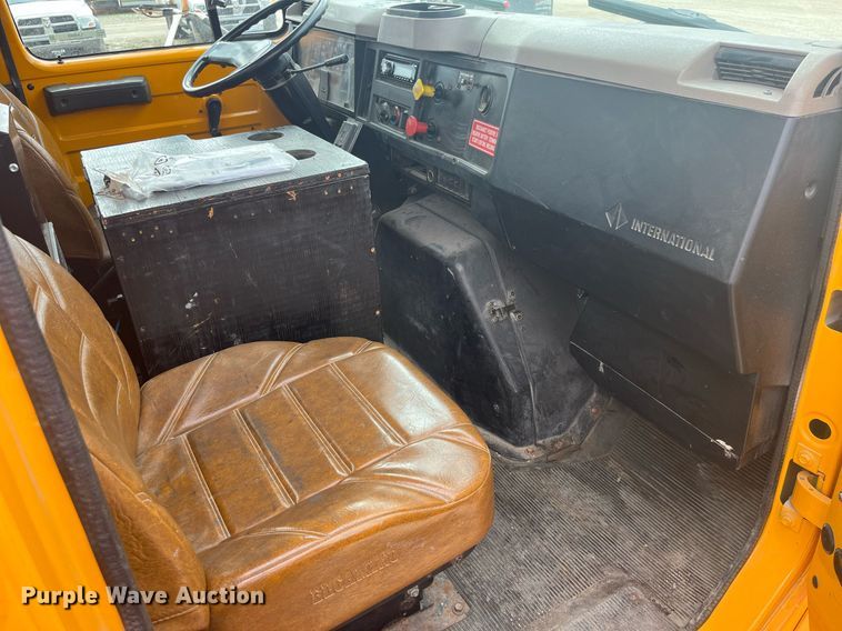 image for item LA9888 2000 International 4900  flatbed truck