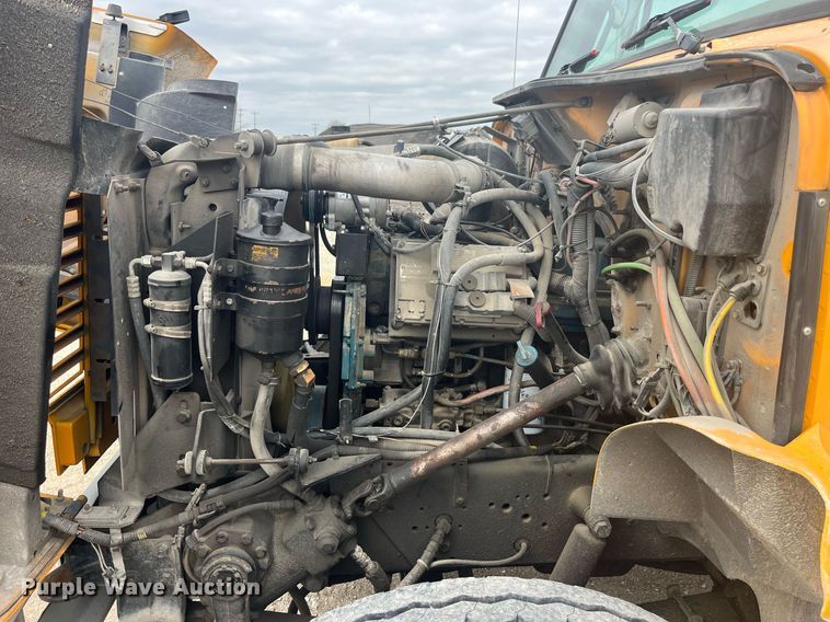 image for item LA9888 2000 International 4900  flatbed truck