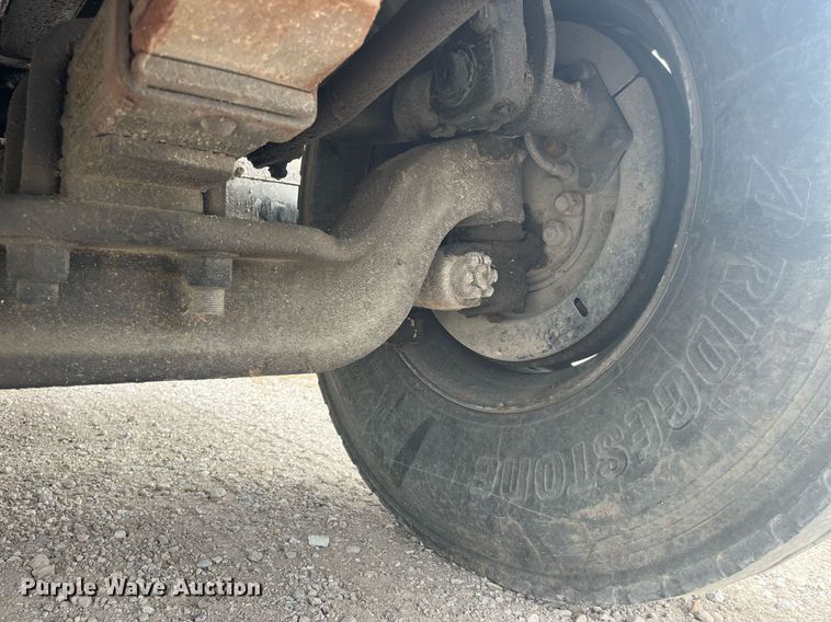 image for item LA9888 2000 International 4900  flatbed truck