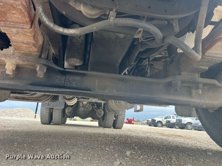 image for item LA9888 2000 International 4900  flatbed truck