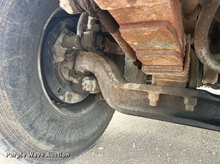 image for item LA9888 2000 International 4900  flatbed truck