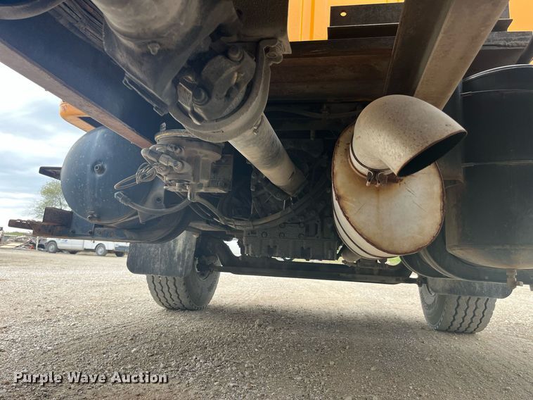 image for item LA9888 2000 International 4900  flatbed truck