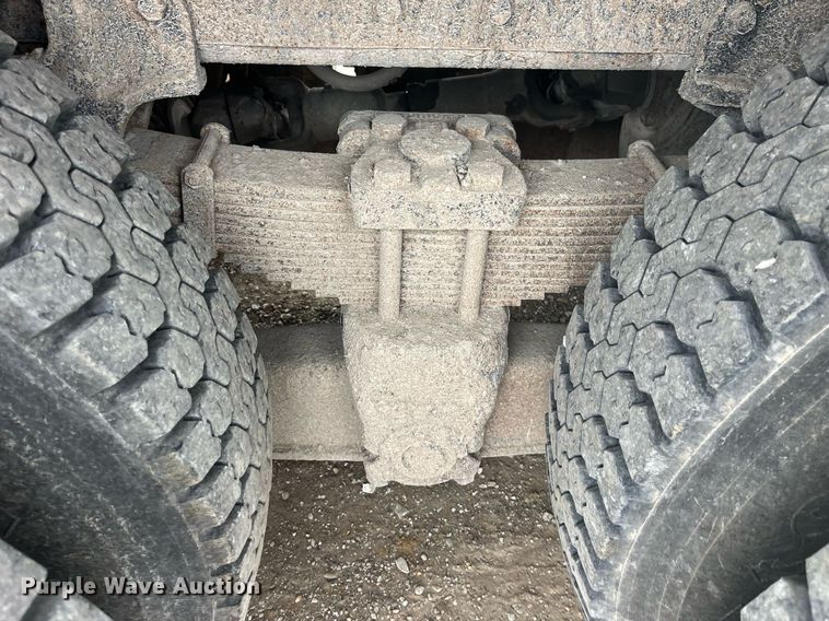 image for item LA9888 2000 International 4900  flatbed truck