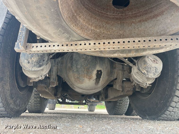 image for item LA9888 2000 International 4900  flatbed truck