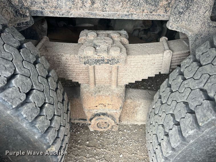 image for item LA9888 2000 International 4900  flatbed truck