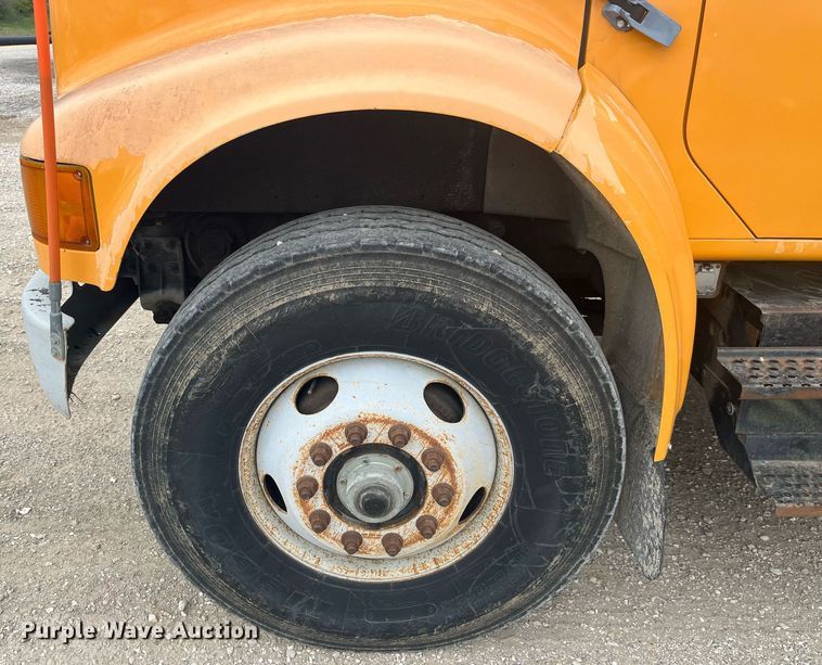 image for item LA9888 2000 International 4900  flatbed truck