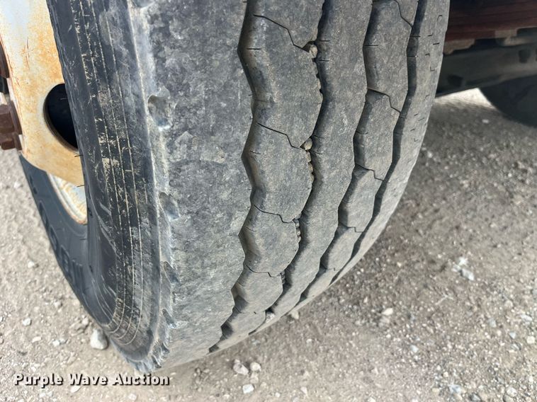 image for item LA9888 2000 International 4900  flatbed truck