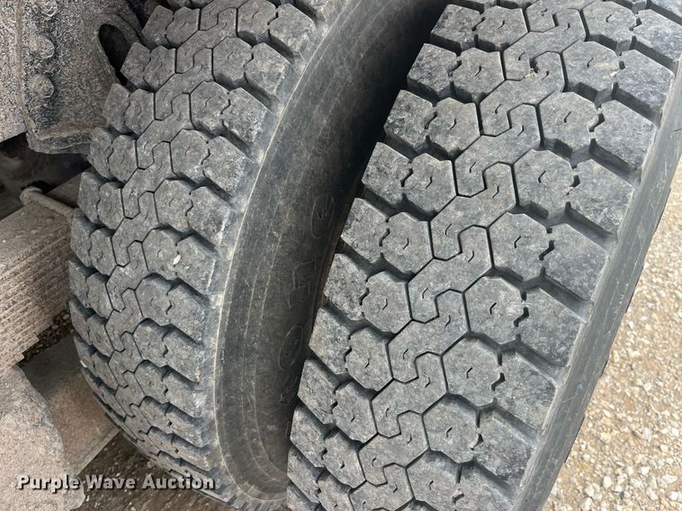 image for item LA9888 2000 International 4900  flatbed truck