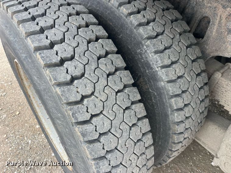 image for item LA9888 2000 International 4900  flatbed truck