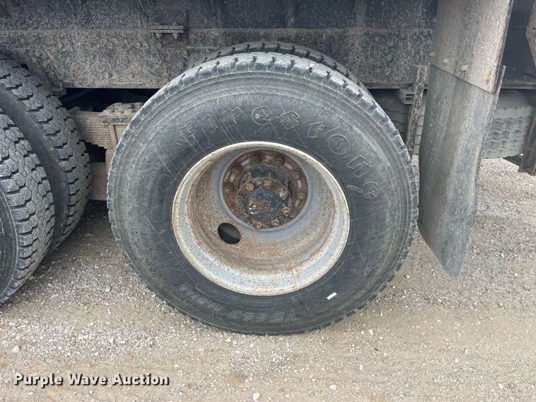 image for item LA9888 2000 International 4900  flatbed truck