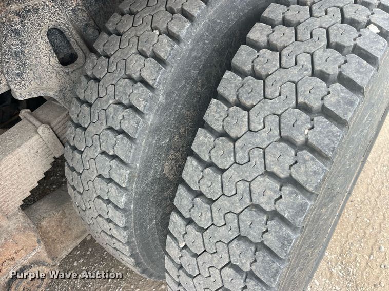 image for item LA9888 2000 International 4900  flatbed truck