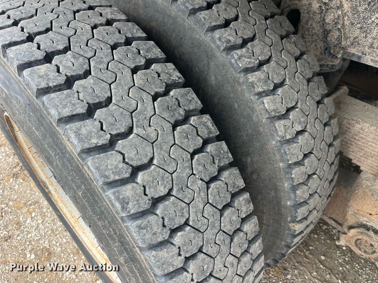 image for item LA9888 2000 International 4900  flatbed truck