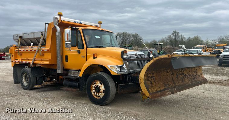 image for item LA9889 2006 International 7400  dump truck