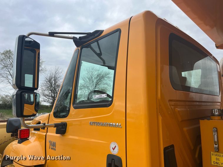 image for item LA9889 2006 International 7400  dump truck