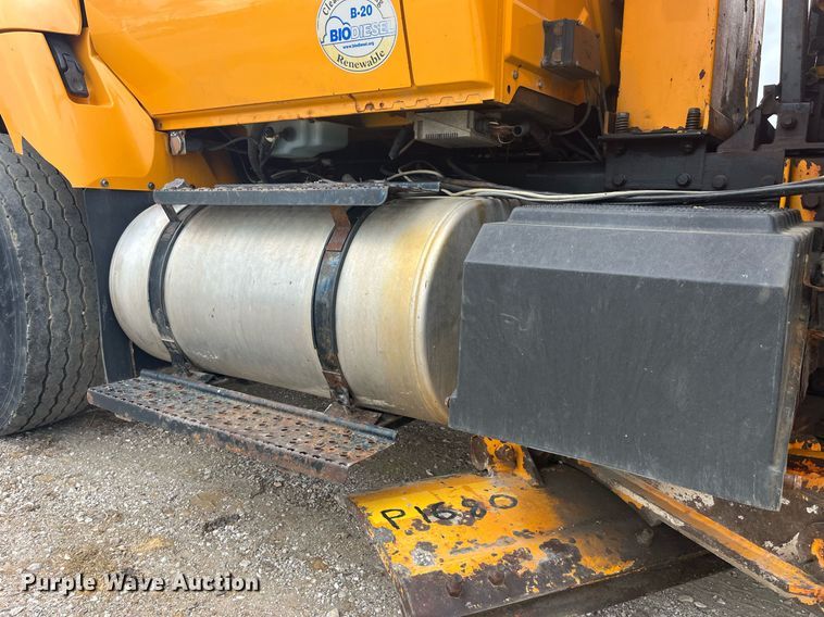 image for item LA9889 2006 International 7400  dump truck