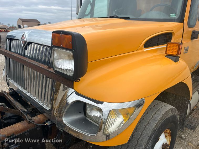 image for item LA9889 2006 International 7400  dump truck