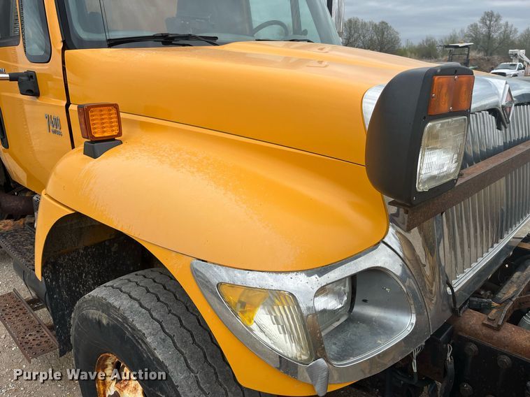 image for item LA9889 2006 International 7400  dump truck