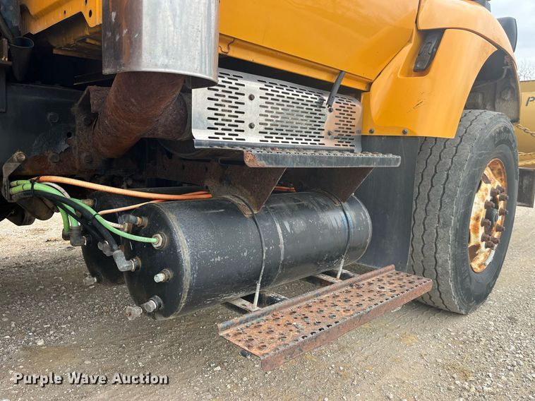 image for item LA9889 2006 International 7400  dump truck