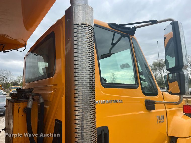 image for item LA9889 2006 International 7400  dump truck