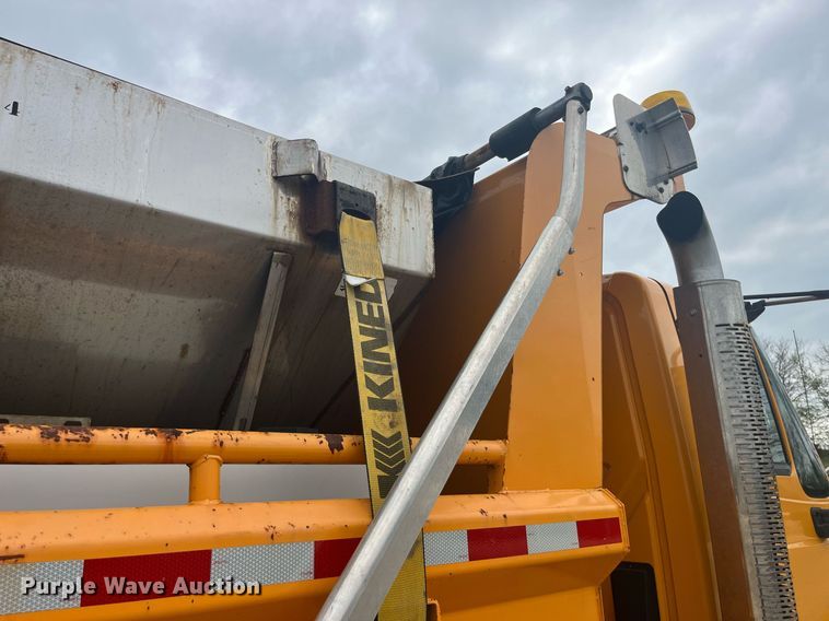 image for item LA9889 2006 International 7400  dump truck