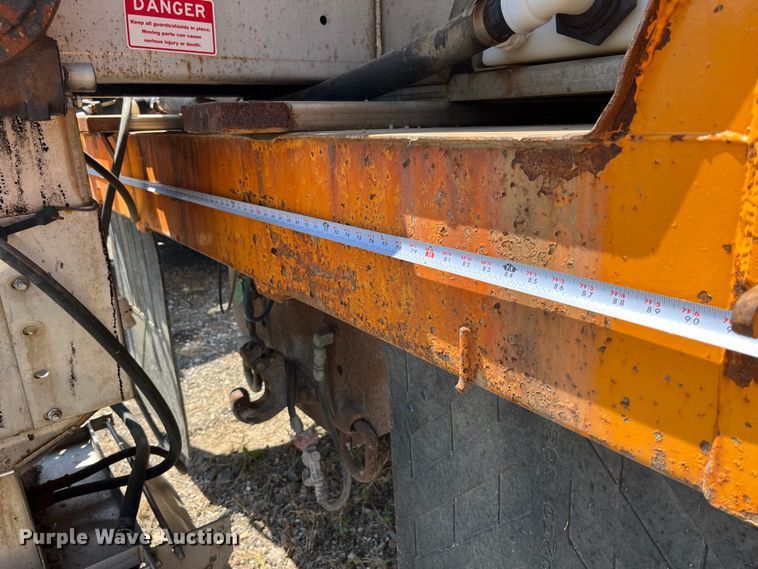 image for item LA9889 2006 International 7400  dump truck