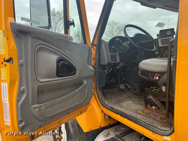 image for item LA9889 2006 International 7400  dump truck