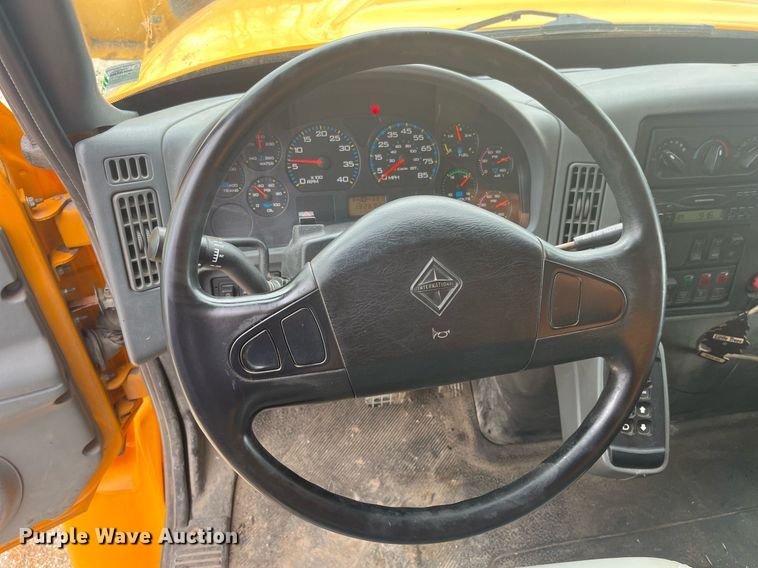 image for item LA9889 2006 International 7400  dump truck