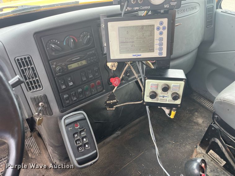 image for item LA9889 2006 International 7400  dump truck