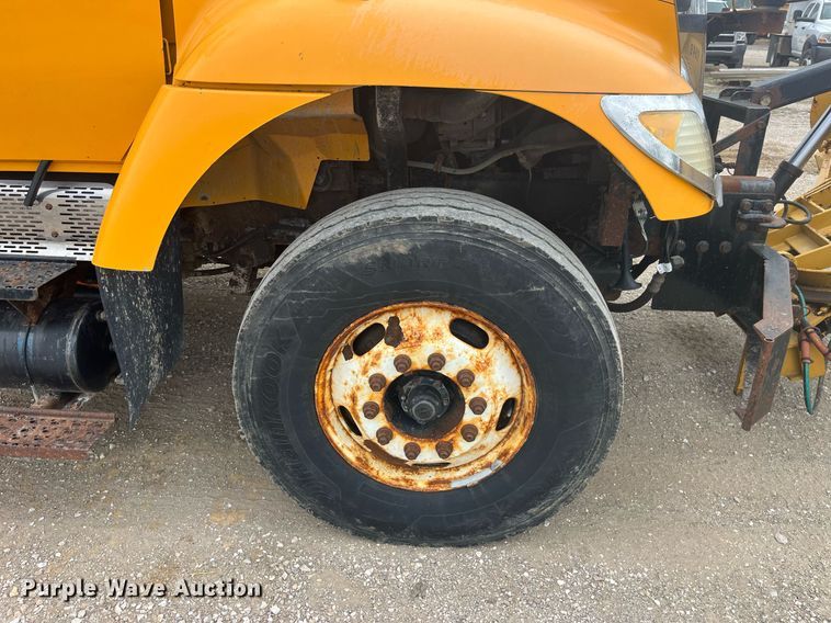 image for item LA9889 2006 International 7400  dump truck