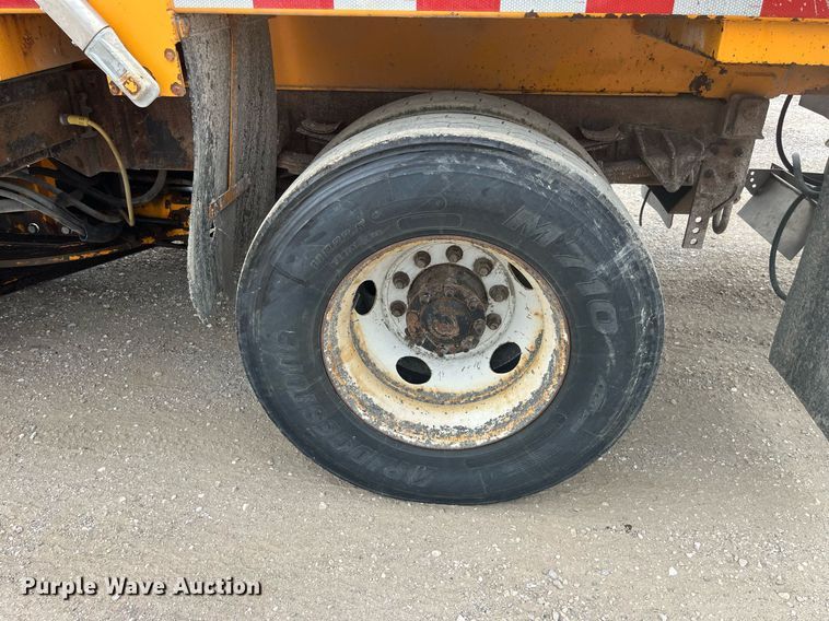 image for item LA9889 2006 International 7400  dump truck