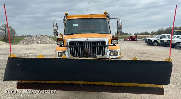 image for item LA9891 2005 International 7400  dump truck