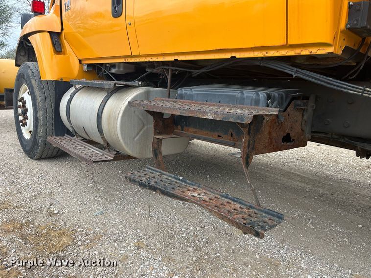 image for item LA9891 2005 International 7400  dump truck