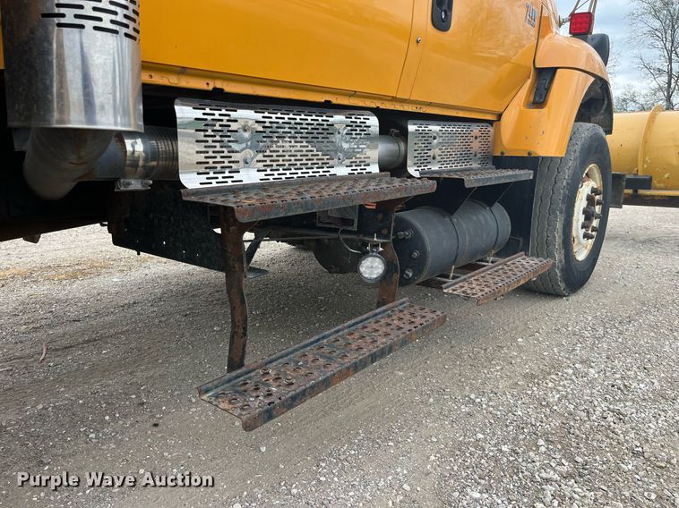 image for item LA9891 2005 International 7400  dump truck