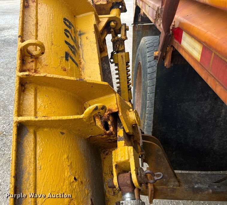 image for item LA9891 2005 International 7400  dump truck