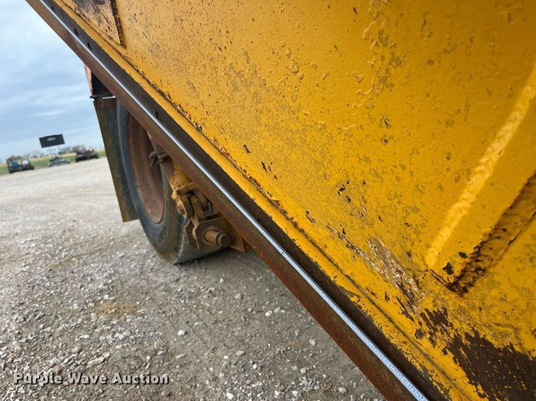 image for item LA9891 2005 International 7400  dump truck