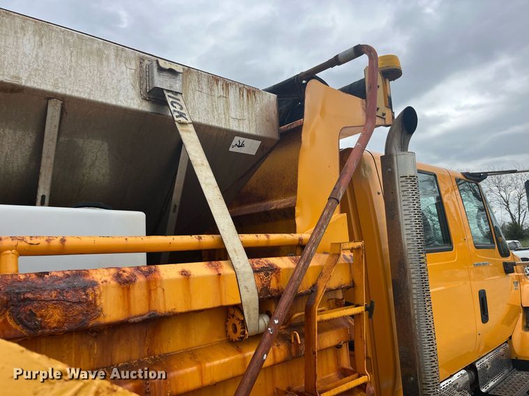 image for item LA9891 2005 International 7400  dump truck