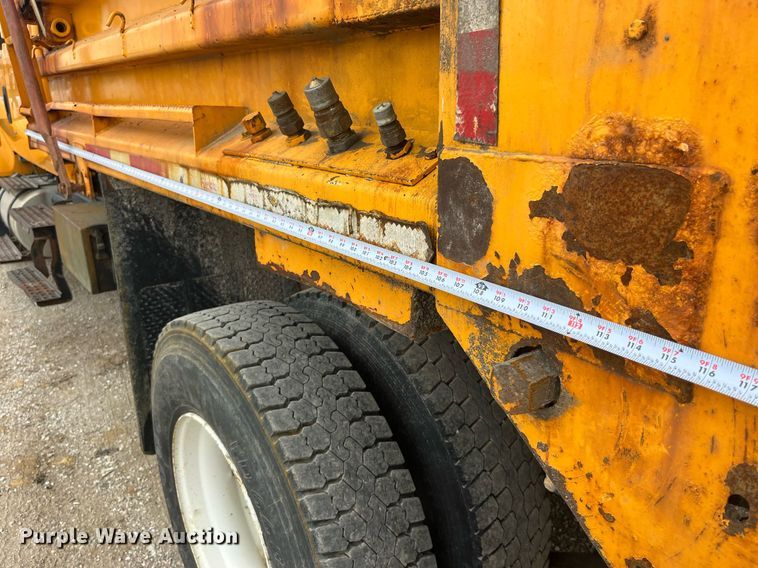 image for item LA9891 2005 International 7400  dump truck