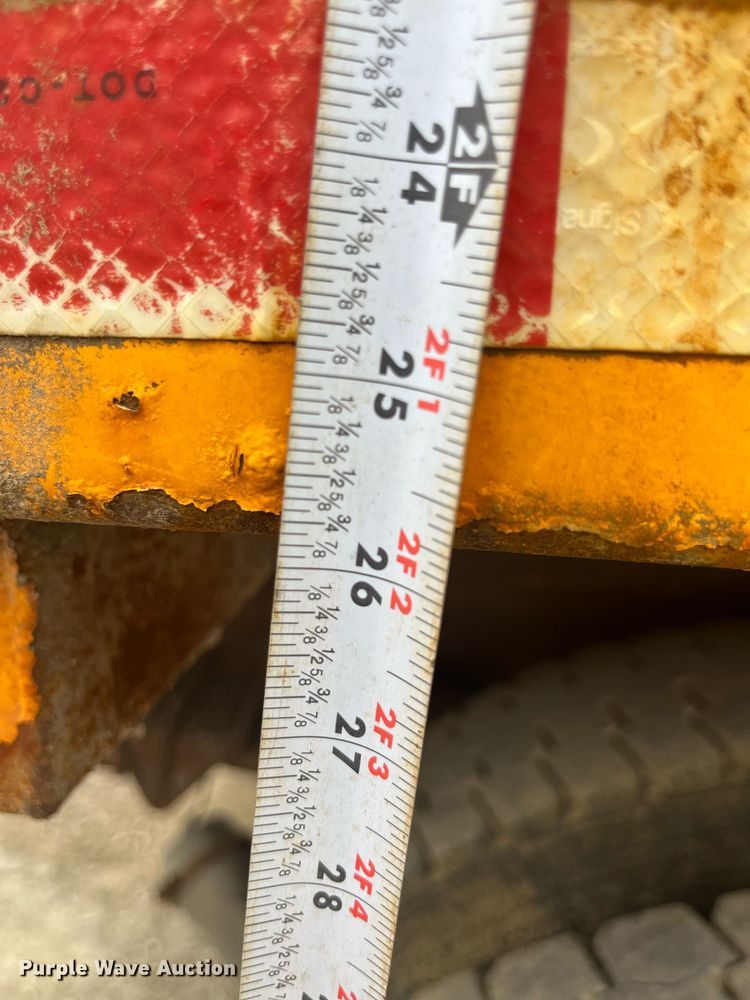 image for item LA9891 2005 International 7400  dump truck