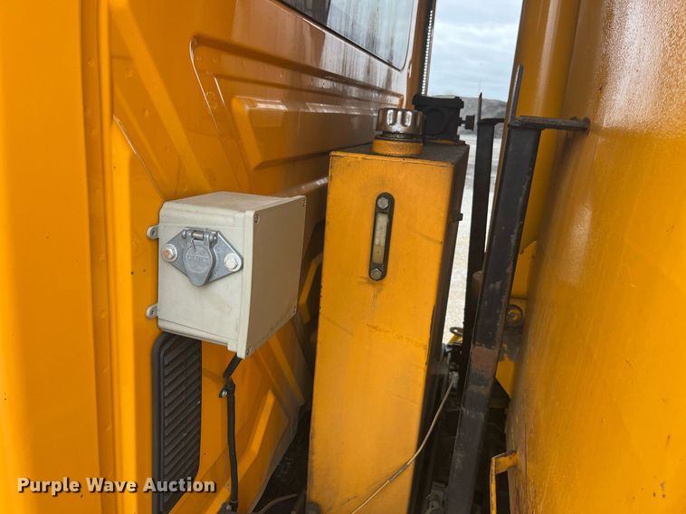 image for item LA9891 2005 International 7400  dump truck