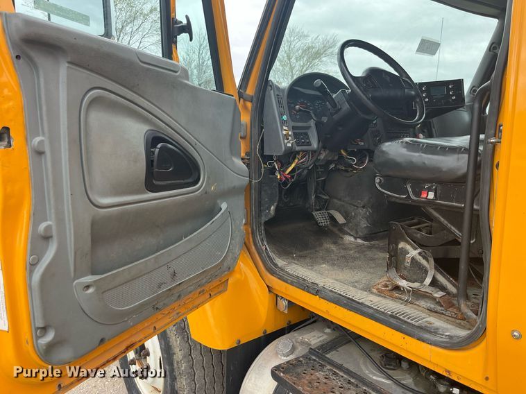 image for item LA9891 2005 International 7400  dump truck