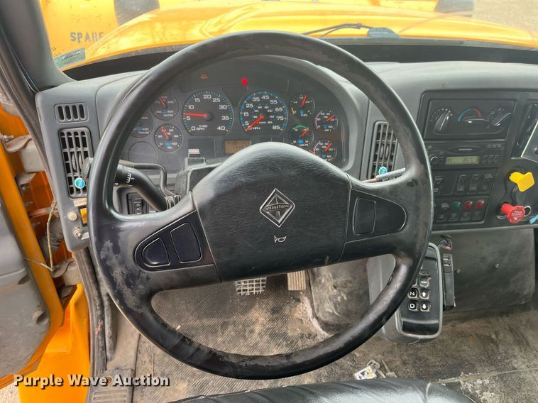 image for item LA9891 2005 International 7400  dump truck