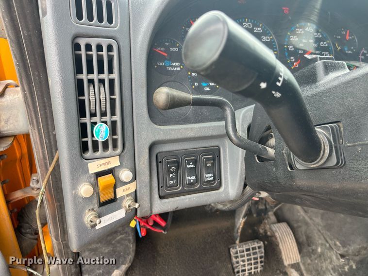 image for item LA9891 2005 International 7400  dump truck