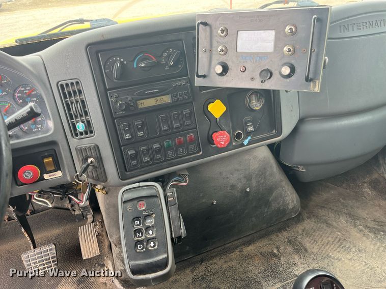 image for item LA9891 2005 International 7400  dump truck