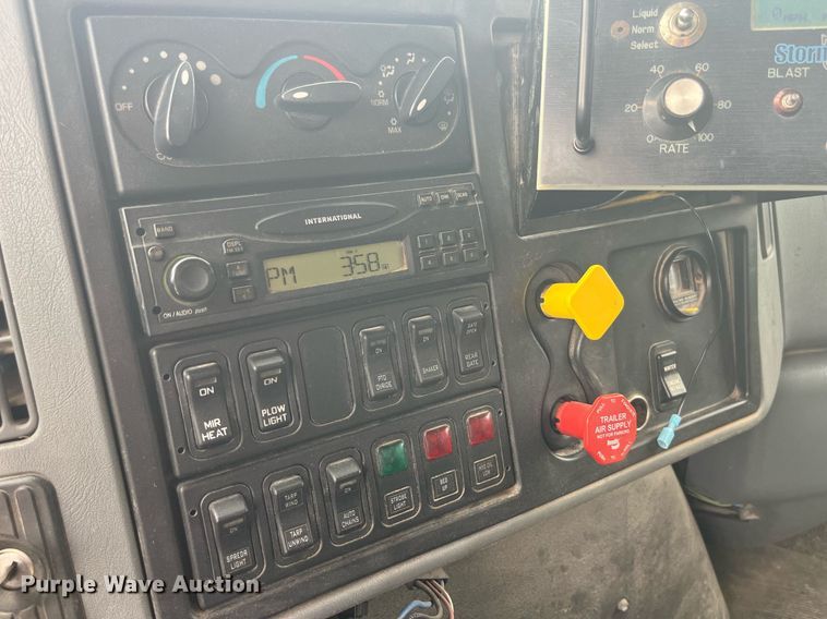 image for item LA9891 2005 International 7400  dump truck