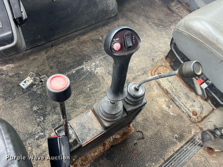 image for item LA9891 2005 International 7400  dump truck