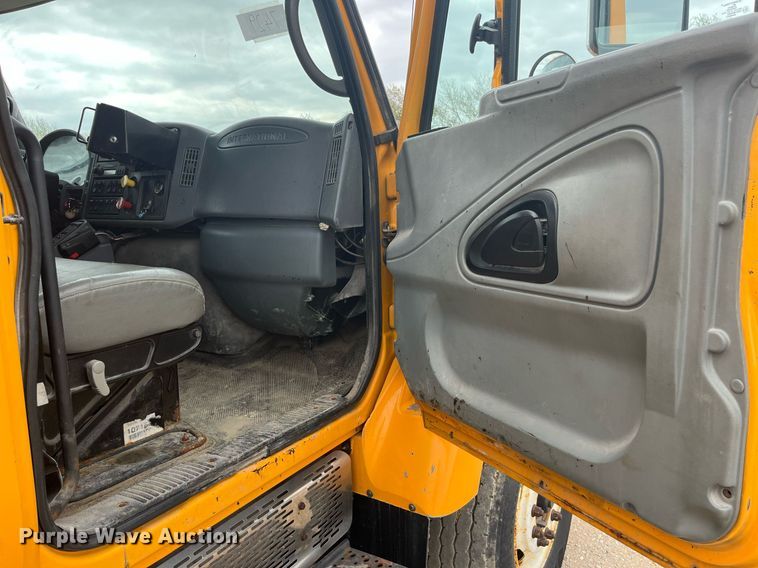 image for item LA9891 2005 International 7400  dump truck