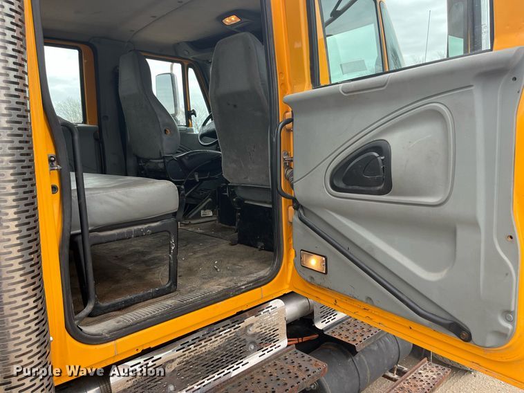 image for item LA9891 2005 International 7400  dump truck