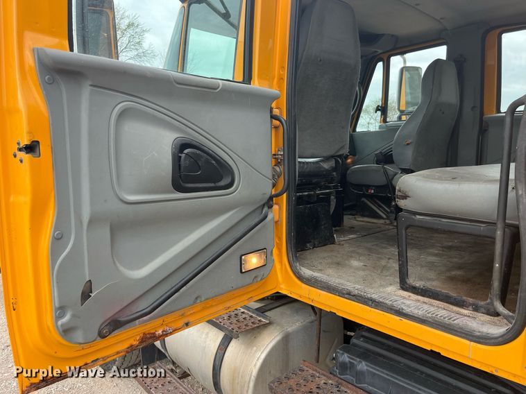 image for item LA9891 2005 International 7400  dump truck