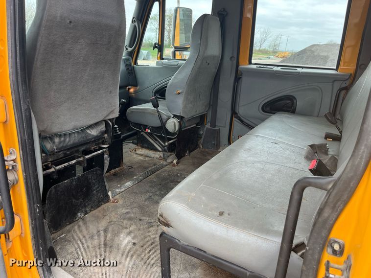 image for item LA9891 2005 International 7400  dump truck