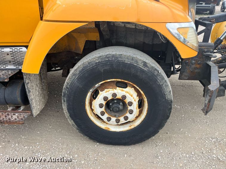 image for item LA9891 2005 International 7400  dump truck